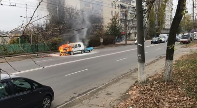 (VIDEO) Un automobil a fost cuprins de flăcări în cartierul Telecentru al capitalei! - Photo