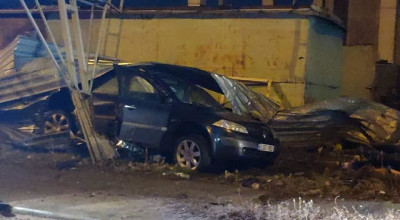 Un Renault Megane s-a izbit de un stâlp în această noapte! Imprudența și anvelopele de vară i-au jucat festa - Photo