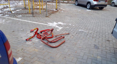 (FOTO) Ai obosit de vecinii care și-au atribuit un loc de parcare în fața blocului? Pretura Buiucani demontează rampele instalate ilegal! - Photo