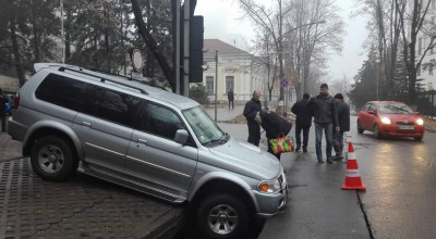 (VIDEO) Asflatul din preajma Parlamentului s-a surpat sub roțile unui SUV! - Photo