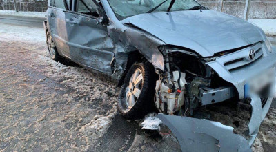 (FOTO) Inspector de patrulare implicat într-un accident rutier la Peresecina! Două persoane au fost transportate la spital - Photo