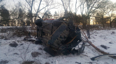 (FOTO) Accident tragic la Edineț! Un bărbat a decedat după ce mașina în care se afla a zburat de pe carosabil - Photo