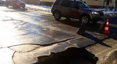 (FOTO) Atenție șoferi! O GAURĂ URIAȘĂ s-a format la intersecția străzilor Șciusev cu Sfatul Țării - Photo