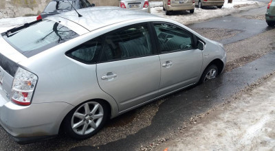 Atenție Șoferi! Un Prius a căzut într-o groapă imensă din capitală. Iată pe ce stradă - Photo