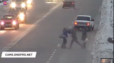 (VIDEO) Un șofer din Ucraina disciplinează cu pumni pietonii care trec neregulamentar! - Photo