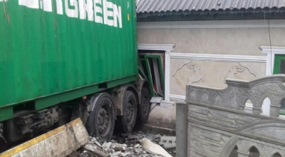 (FOTO) Un camion a intrat într-o casă din Cahul din cauza drumului acoperit cu gheață! - Photo