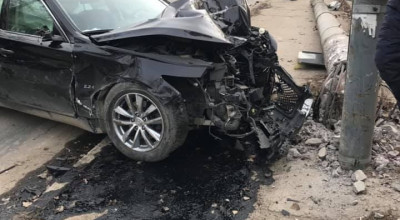 (VIDEO) A închiriat un Infiniti, a urcat beat la volan, s-a izbit într-un stâlp și a fugit de la locul accidentului! Acum e căutat de poliție - Photo