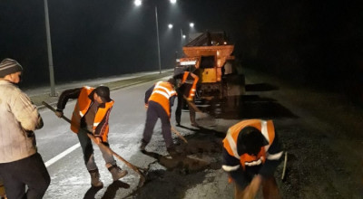 (VIDEO) Drumarii au început PLOMBAREA GROPILOR de pe drumurile din Chișinău cu asfalt rece ! - Photo