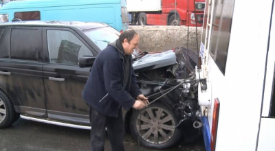 (VIDEO) O șoferiță din capitală a intrat cu un Range Rover într-un troleibuz! Martorii spun că femeia se uita în telefon în timpul șofatului - Photo