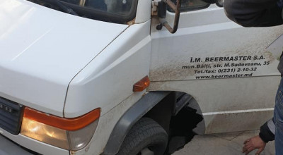 (VIDEO) Se macină asfaltul pe o stradă din centrul Chișinăului! Un microbuz a rămas blocat într-o găură de pe carosabil - Photo