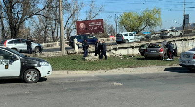 Ca în GTA, un șofer a sărit cu mașina de pe podul Ismail! - Photo