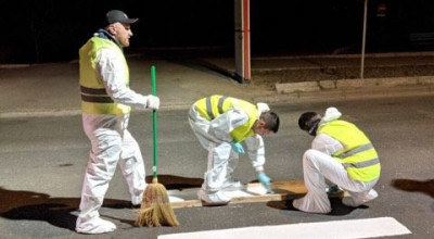 (VIDEO) Activiștii civici au decis să le dea o lecție autorităților și au vopsit singuri o trecere de pietoni! - Photo