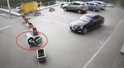 (VIDEO) Nărav sau criză? A mutat ghiveciul de beton, doar pentru a trece cu mașina! - Photo