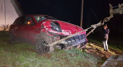 (FOTO) O șoferiță din capitală a încercat să intre cu Porsche-ul în curbă, dar nu i-a reușit și a proiectat SUV-ul într-un perete! - Photo