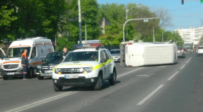 Toyota Prius și Mercedes-Benz Sprinter, n-au putut împărți șoseaua liberă din Chișinău - Photo