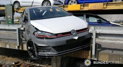 Epic Fail: Hoții care au încercat să fure un Golf GTI de pe tren, dar au rămas blocați în gard! - Photo