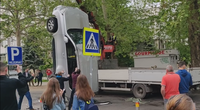 (VIDEO) Accident violent cu implicarea a trei mașini în centrul capitalei. Unul dintre vehicule a ajuns în poziție verticală! - Photo