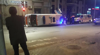 (VIDEO) Accident cu implicarea ambulanței în această noapte! Autospeciala a fost răsturnată iar mașina făcută zob - Photo