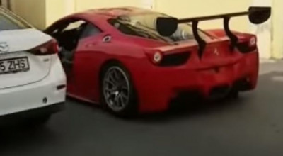 (VIDEO) De râs și de plâns. Momentul în care un Ferrari filmat în București rămâne fără ușă! - Photo