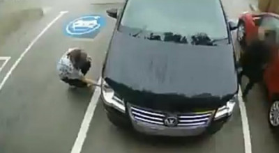 (VIDEO) Nu toți sunt gata pentru un viitor electric! Momentul în care o șoferiță încearcă să umfle roţile maşinii cu mufa de încărcare pentru EV-uri - Photo