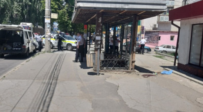 Accident fatal în capitală! Un automobil a intrat într-o stație de troleibuz cauzând moartea unui pieton - Photo