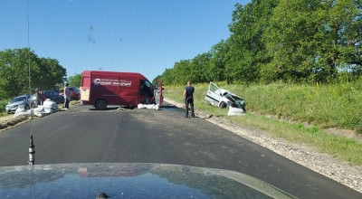 Accident grav pe Șoseaua Balcani. Două automobile s-au ciocnit frontal - Photo