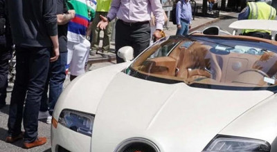 (VIDEO) Un Bugatti Veyron de 2 milioane de dolari, a fost lovit de o șoferiță imediat ce a ieşit din showroom! - Photo