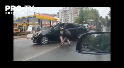 (VIDEO) Un șofer de Prius a ieșit cu viteză din benzinărie, a tamponat un alt automobil și a încercat sa fugă! - Photo