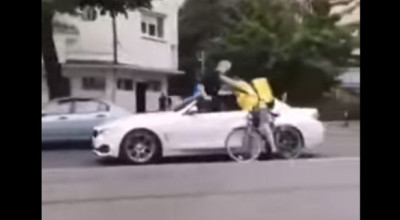 (VIDEO) Biciclist bătut cu cruzime în trafic de șoferul unui BMW! - Photo