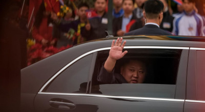 Kim Jong-un își înnoiește parcul de mașini! Două limuzine blindate au ajuns în Coreea de Nord evitând restricţiile - Photo