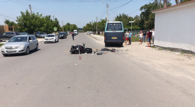 (FOTO) Accident fatal la Ungheni! Un motociclist a murit după ce s-a izbit într-un microbus - Photo