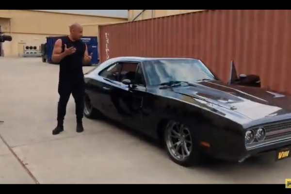 Productiv companion chitară  VIDEO) Vin Diesel a primit cadou de ziua sa o maşină unică în lume! Un  muscle car cu motor de 9.0 litri și 1.650 CP