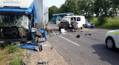 (FOTO) Accident grav la Anenii Noi! Un microbuz s-a izbit violent într-un camion - Photo