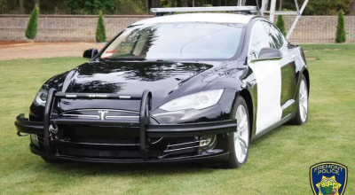 Un echipaj de poliție nevoit să renunțe la urmărire după ce Tesla pe care o conduceau s-a descărcat! - Photo