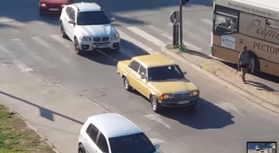(VIDEO) Nemții la nevoie se cunosc! Vechiul Mercedes W123 ajută un BMW X6 să ajungă la service - Photo