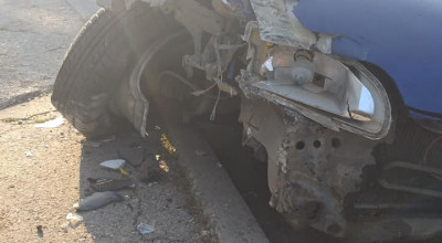 (FOTO) Șofer la 14 ani! A furat o mașină accidentând un microbuz și s-a izbit în peretele unui bloc - Photo