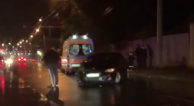 (VIDEO) Ghinion pentru șoferul unui BMW! Din cauza ploii și neatenției a intrat într-un camion care staționa - Photo