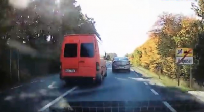Un microbuz din Moldova filmat la un pas de a provoca un accident frontal în România! - Photo