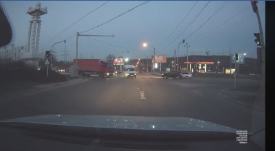 Chișinău: poligon de teste pentru șoferi! Iată un accident evitat la limită, după ce un microbuz a trecut pe roșu! (VIDEO) - Photo