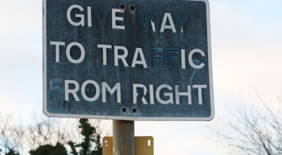 Știai asta? De unde vine ”regula mânii drepte” sau prioritate de dreapta? - Photo