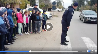 L-a ignorat total! A trecut chiar prin fața polițistului care explica copiilor cum să traverseze corect strada! - Photo