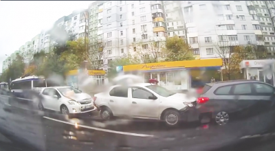 VIDEO: Accident în lanț cu trei mașini, surprins pe camere - Photo