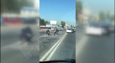 (VIDEO) Doi șoferi s-au bătut chiar în mijlocul unei străzi din capitală! Unul din ei a scos o bâtă - Photo