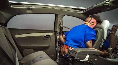 (VIDEO) Ce se întâmplă dacă pasagerii spate nu au cuplate centurile de siguranță? - Photo