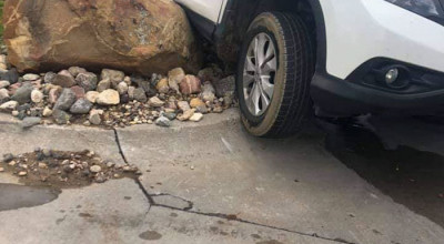 FOTO: Pentru a-i opri pe șoferi să nu mai treacă peste gazon au pus o rocă imensă. Vedeți ce a urmat! - Photo