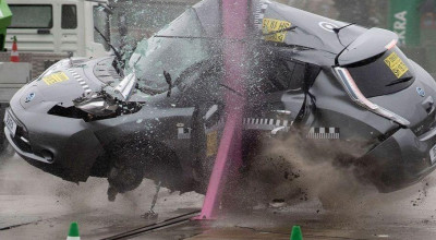 (VIDEO) Vezi cum se deformează un Nissan Leaf după un impact lateral cu un stâlp la o viteză de 75 km/h! - Photo