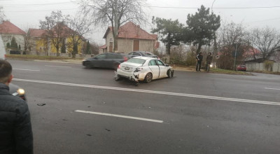 Șoferița unui Mercedes și cei doi copii ai săi, au ajuns la spital după o manevră de întoarcere peste linia dublă! - Photo