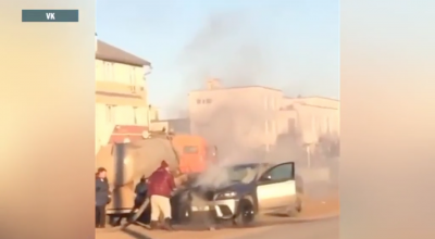 (VIDEO) Rușii au stins un BMW X6 incendiat cu ajutorul unui Kamaz ce transporta excremente! - Photo