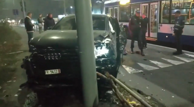 (VIDEO) Un Audi Q7 de generație nouă, a acroșat un BMW, un Troleibuz și s-a oprit într-un stâlp. Daună totală! - Photo