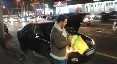 Parcat în loc interzis, un șofer s-a dat în spectacol, imitând defecțiuni la mașină! (VIDEO) - Photo